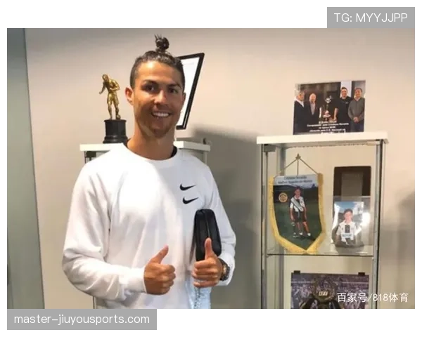 C罗机场随手拎的那只包,我估摸着能付我家两年房贷 C罗机场随手拎的那只包,我估摸着能付我家两年房贷